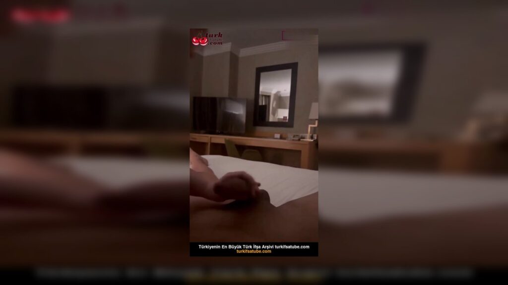 Kapalı kapılar ardında o muhafazakar görünümlü Selin, türbanını yavaşça çözüp saçlarını savuruyor kameraya, gözlerinde şeytani bir ateş parlıyor resmen gizli fahişe gibi! "Bugün türbansızım koçum, ne istiyorsan yapacağım" diye fısıldıyor kısık sesle, diz çöküp adamın fermuarını indiriyor titreyen ellerle orospu azgınlığında. Kalın damarlı yarrak çıkınca Selin'in nefesi hızlanıyor, diliyle başını ıslatıp yavaş yavaş emmeye başlıyor köküne doğru, türban yere düşmüş unutulmuş gitmiş deli gibi! Boğazına kadar sokuyor yarrağı, öğürüyor ama gözleri yaşlı yaşlı bırakmıyor, salyaları çenesinden akıp memelerine damlıyor hijabın altından çıkmış dolgun göğüslere. "Türbanlıyken yapmazdım ama şimdi yutacağım hepsini" diye mırıldanıyor ağzı dolu dolu, eliyle taşakları avuçlayıp sıkıyor azgınca ter içinde. Adam saçlarını kavrayıp yüzünü sikmeye başlıyor hayvan gibi, Selin memelerini avuçlatıp inliyor "Boğ azdır beni, türbansız orospu oldum" diye uluyor zevkten kasılıp titreyerek. Pompaladıkça makyajı akıyor, en sonunda adam kasılıp o güzel ağzın derinliklerine dölleri fışkırtıyor sıcak sıcak, Selin yutkunup yutkunup kalanları memelerine sürüyor gülümsemeyle "Türbanı yine takarım ama bu tadı unutmam" diye kameraya sırıtıyor doymuş ama gözleri hâlâ aç. Bu hijab Selin sakso pornosu seni mahveder aslanım, o türban çıkarıp yutmalı çırpınışları taşaklarını zonklatıp gece boyu boşaltır garanti! 🔥