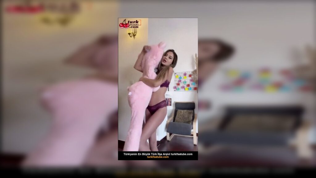 Merve Taşkın OnlyFans İfşa Videoları Derlemesi! 🔥 Ünlü Türk fenomen Merve Taşkın'ın sızan 10'larca OnlyFans özel içeriği bu arşivlik derlemede bir arada. Taş gibi vücuduyla full nude şovlar, yağlı twerk dansları, dar lingerie striptiz ve hardcore solo performanslar! Önce yavaş soyunup memelerini okşuyor, kalçalarını sallayıp close-up am parmaklama yapıyor. Vibratörle derin sokma, anal oyuncak denemeleri, sulu squirting orgazm çığlıkları ardı ardına! Bol dildo emme, yağlı meme sallama, banyoda duş şov, yatakta fışkırtma finali ve hayranlara özel mesajlı videolar. Toplam 50+ dakikalık ultra HD gerçek Merve Taşkın OnlyFans ifşa porno derlemesi, en azgın 10'larca videosu burada toplandı! Kaçıran pişman olur, serinin en ateşlisi! Hemen izle, beğen, abone ol! (18+ Sadece yetişkinler)